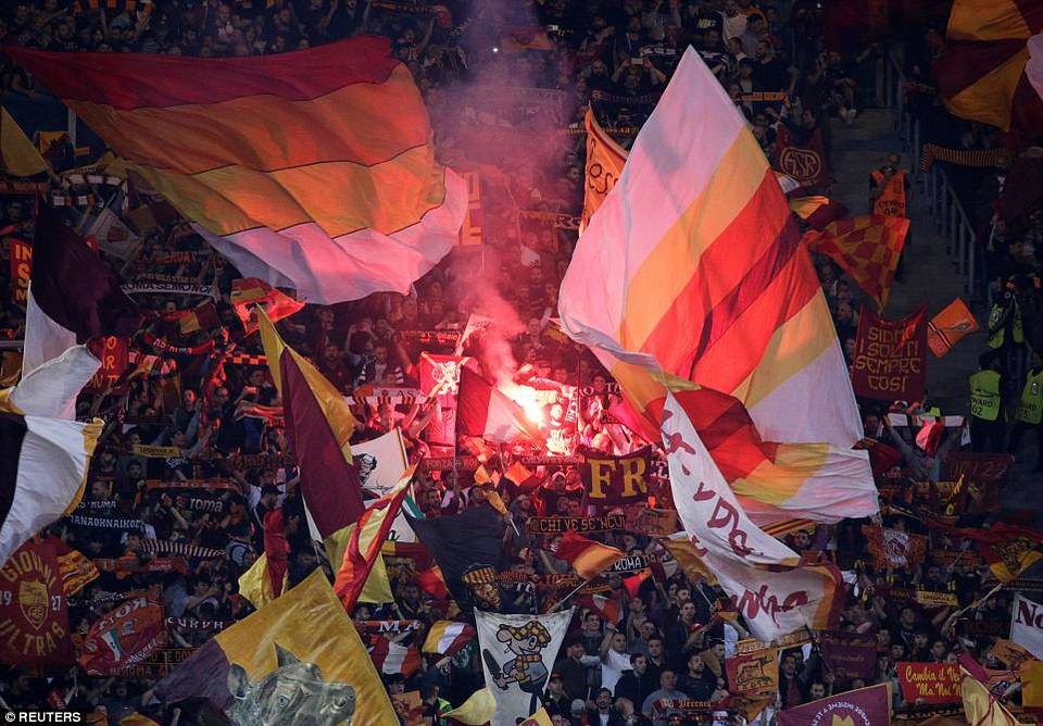 Những khoảnh khắc sôi động ở trận thắng của AS Roma trước Liverpool - 3
Pháo sáng xuất hiện trên khán đài Olimppic ngay khi trận đấu chưa bắt đầu, một đặc sản của bóng đá Italia là khán đài luôn nhiều khói lửa