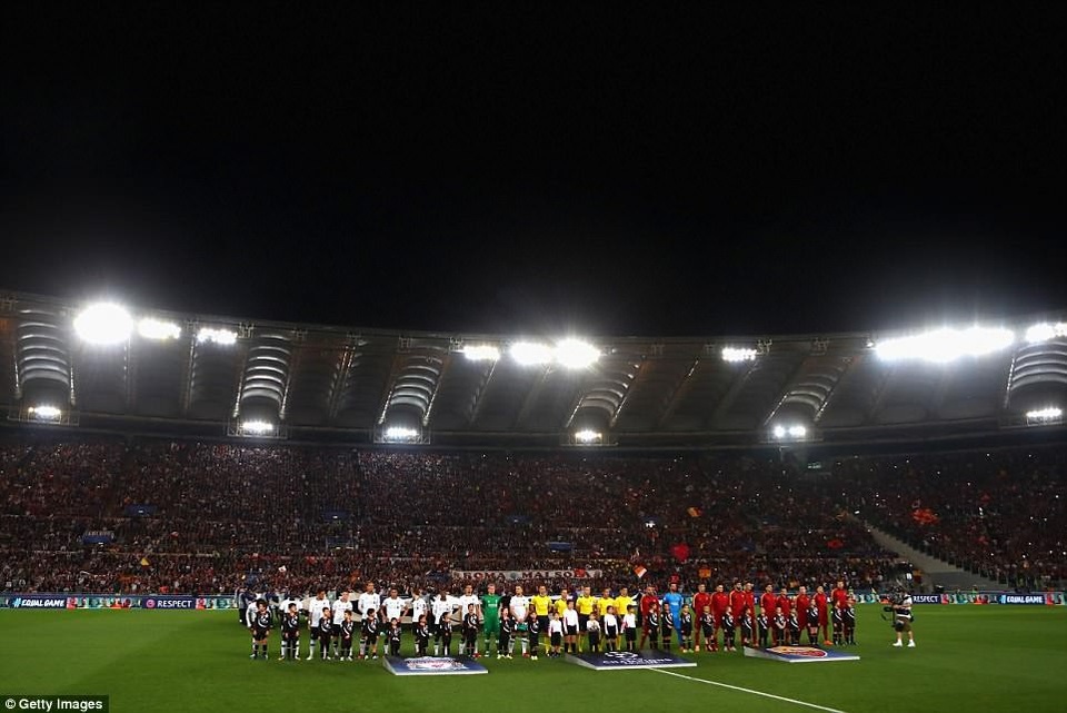 Những khoảnh khắc sôi động ở trận thắng của AS Roma trước Liverpool - 4
Cầu thủ Liverpool và Roma bước vào trận lượt về trên sân nhà. Liverpool mặc áo trắng, Roma mặc áo đỏ