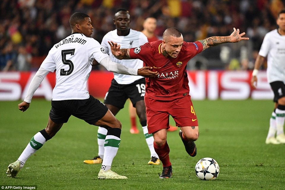 Những khoảnh khắc sôi động ở trận thắng của AS Roma trước Liverpool - 5
Wijnaldum (trái) cố gắng ngăn cản Nainggolan đi bóng. Roma chủ động tấn công nhanh từ đầu trận
