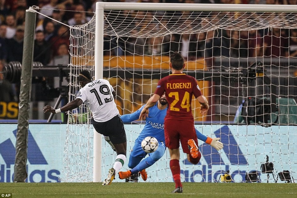Những khoảnh khắc sôi động ở trận thắng của AS Roma trước Liverpool - 6
Phút 9, tận dụng sai lầm của Nainggolan, Liverpool mở tỉ số bằng bàn thắng của Mane