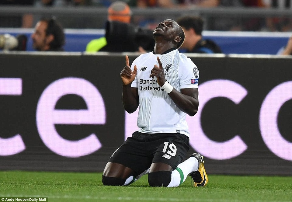 Những khoảnh khắc sôi động ở trận thắng của AS Roma trước Liverpool - 7
Cầu thủ người Senegal ăn mừng sau khi ghi bàn. Mane đã có 9 bàn ở mùa giải năm nay ở đấu trường châu Âu, chỉ còn còn Firmino và Salah có một bàn