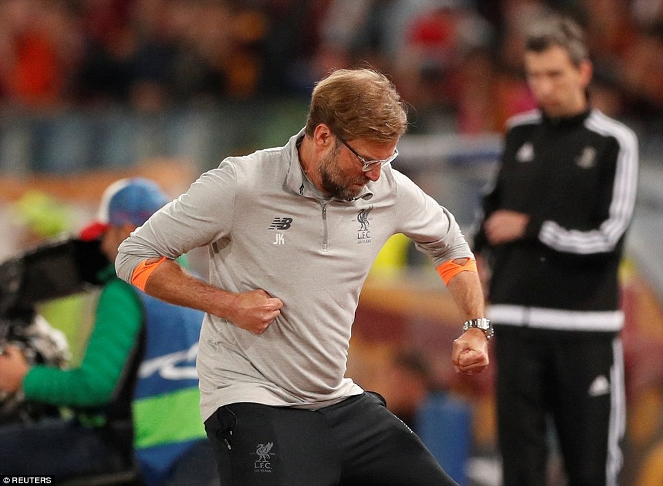 Những khoảnh khắc sôi động ở trận thắng của AS Roma trước Liverpool - 8
Klopp ăn mừng khi học trò ghi bàn thắng sớm