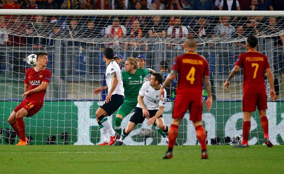 Những khoảnh khắc sôi động ở trận thắng của AS Roma trước Liverpool - 9
Phút 14, Milner bất ngờ thành tội đồ khi anh phản lưới nhà