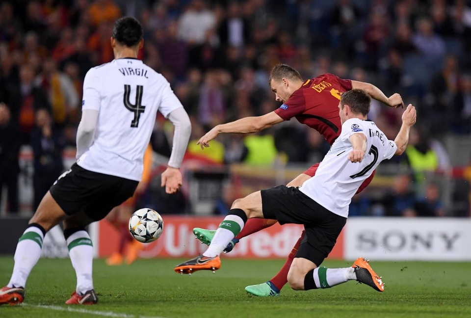 Những khoảnh khắc sôi động ở trận thắng của AS Roma trước Liverpool - 13
Mãi tới phút 52, Dzeko mới giúp Roma gỡ hòa 2-2