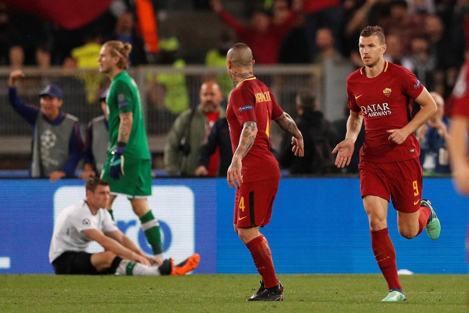 Những khoảnh khắc sôi động ở trận thắng của AS Roma trước Liverpool - 14
Chặng đường phía trước còn dài nên Dzeko (phải) ăn mừng khá nhẹ nhàng sau khi ghi bàn