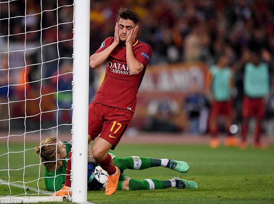 Những khoảnh khắc sôi động ở trận thắng của AS Roma trước Liverpool - 15
Under tiếc nuối sau khi cú dứt điểm nối của anh đưa bóng thẳng vào chỗ của thủ thành Karius