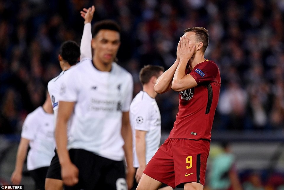 Những khoảnh khắc sôi động ở trận thắng của AS Roma trước Liverpool - 16
Dzeko tiếc nuối sau một pha dứt điểm không thành công, bỏ lỡ đi cơ hội giúp Roma vượt lên
