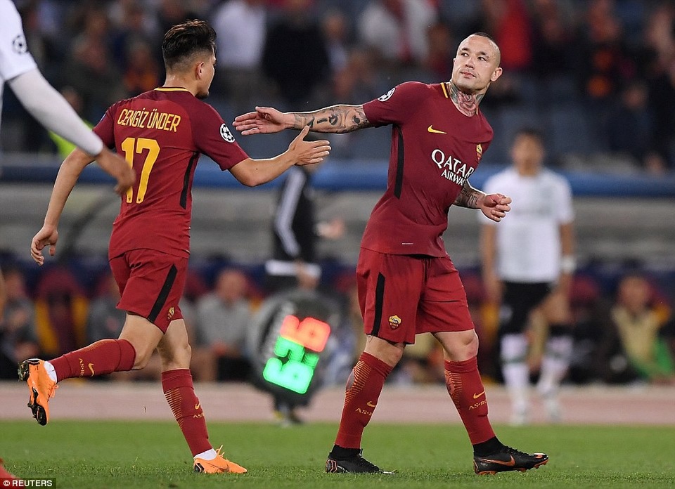 Những khoảnh khắc sôi động ở trận thắng của AS Roma trước Liverpool - 18
Nainggolan (phải) chỉ hơi mừng khi đội bóng có bàn thứ ba. Roma còn nhiệm vụ nặng nề khi ghi hai bàn thắng nữa mới có thể san hòa về tổng tỉ số (đồng thời không để thua thêm)