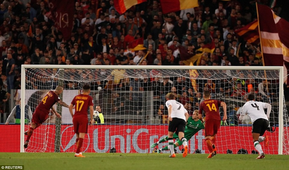 Những khoảnh khắc sôi động ở trận thắng của AS Roma trước Liverpool - 19
Phút bù giờ thứ ba, phút bù giờ cuối của trận đấu Nainggolan mới ghi bàn thứ tư cho Roma từ chấm phạt đền, nhưng đã quá muộn