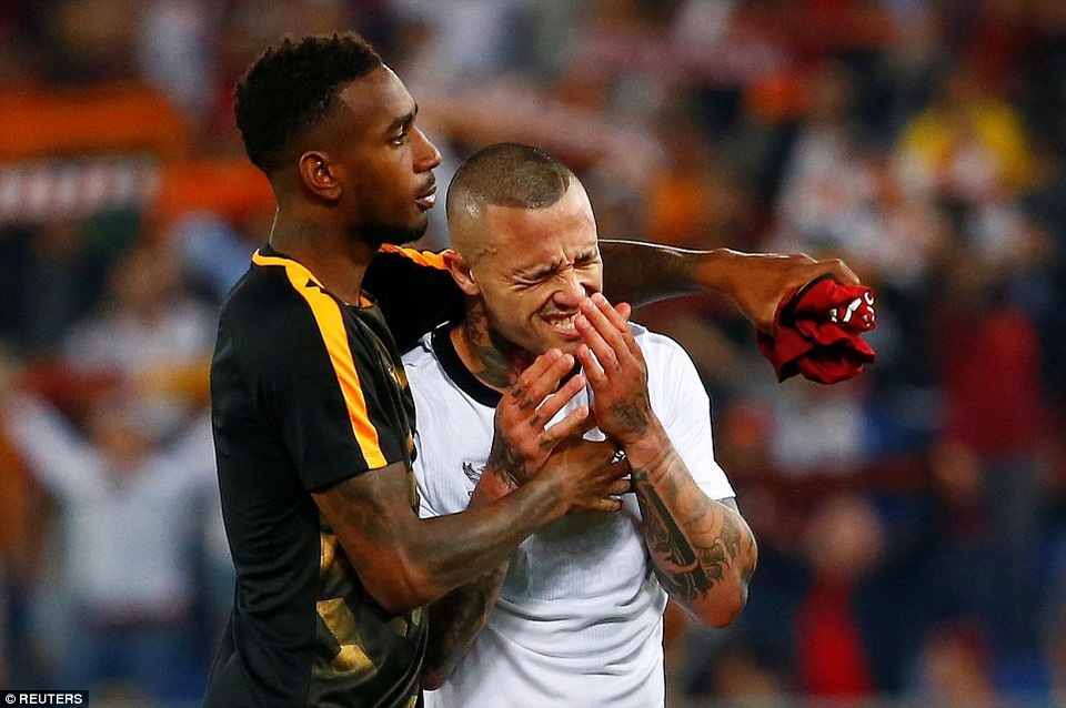 Những khoảnh khắc sôi động ở trận thắng của AS Roma trước Liverpool - 20
Nỗi đau lớn của Nainggolan sau trận đấu. Nếu chơi phòng thủ tốt, Roma hoàn toàn có thể hạ gục Liverpool như đã từng làm với Barcelona