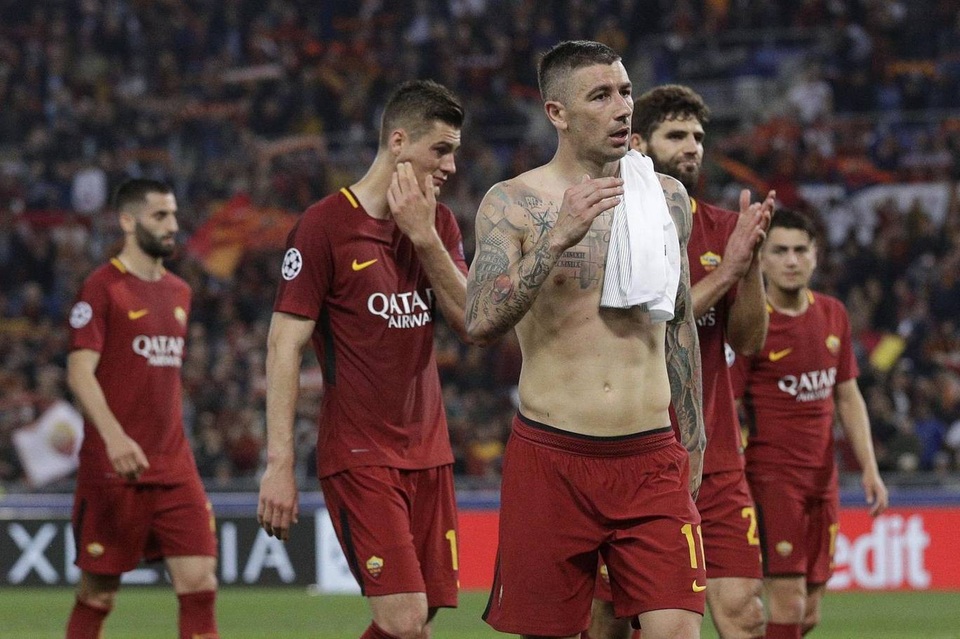 Những khoảnh khắc sôi động ở trận thắng của AS Roma trước Liverpool - 21
Các cầu thủ Roma buồn bã khi phải chia tay Champions League