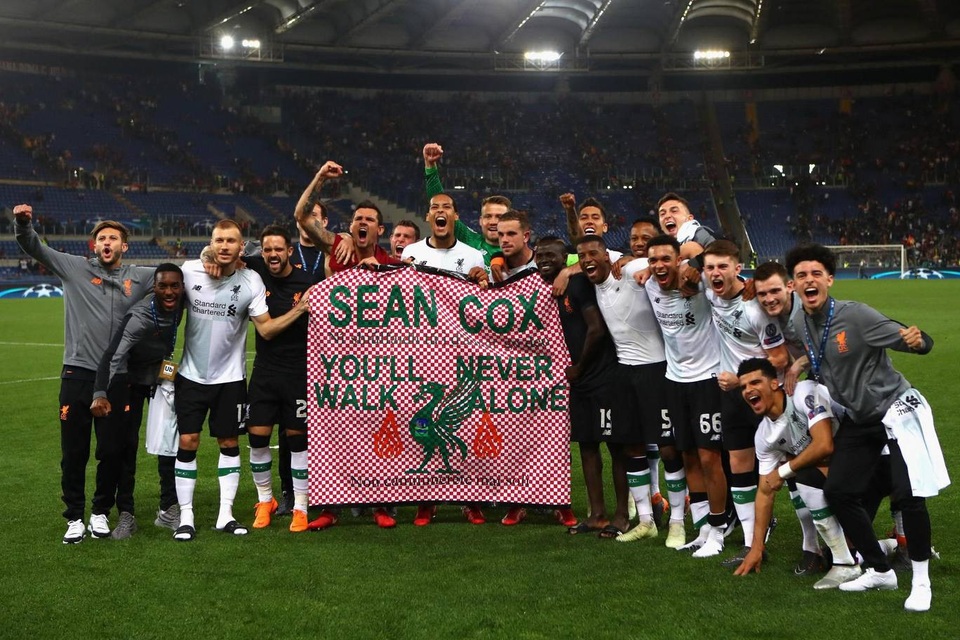 Những khoảnh khắc sôi động ở trận thắng của AS Roma trước Liverpool - 23
Các cầu thủ Liverpool xuống sân cảm ơn người hâm mộ đã theo chân đội bóng này tới Italia cổ vũ họ
