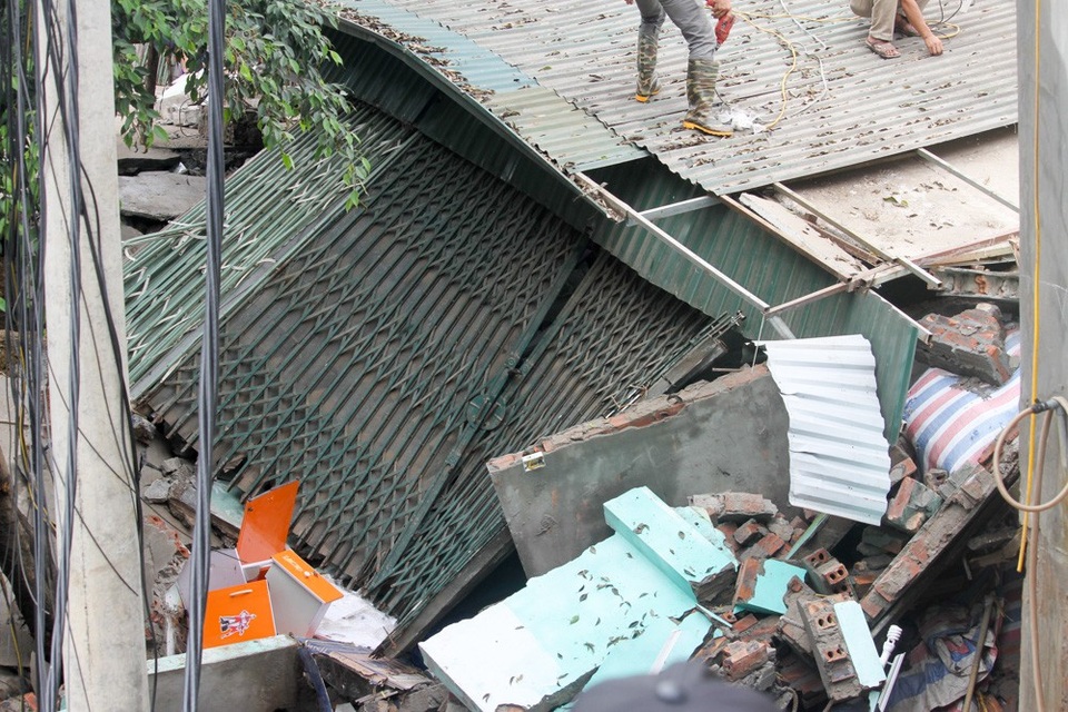 
Đống ngổn ngang sau sự cố sụt lún đê.
