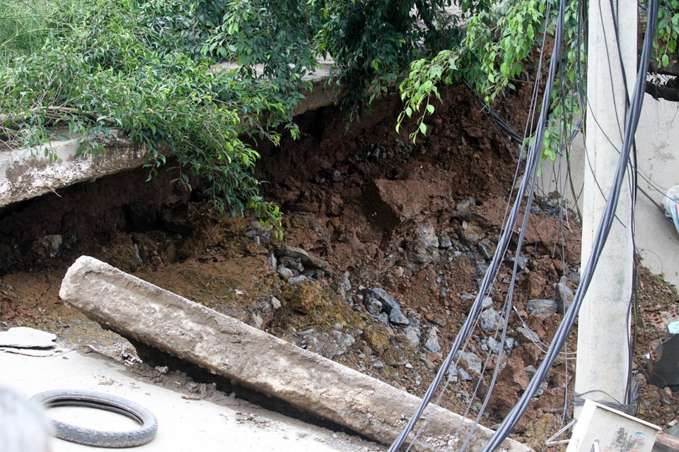 
Phần đê tả sông Mỹ Hà bị sụt lún nghiêm trọng, tạo thành hố sâu.
