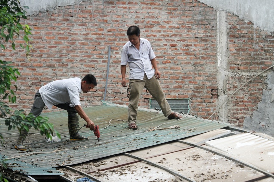 
Sáng 3/5, các gia đình có nhà bị hư hỏng bắt đầu dọn dẹp, tháo dỡ vật liệu. Được biết, chính quyền địa phương đã tới kiểm tra sự cố để lên phương án khắc phục.
