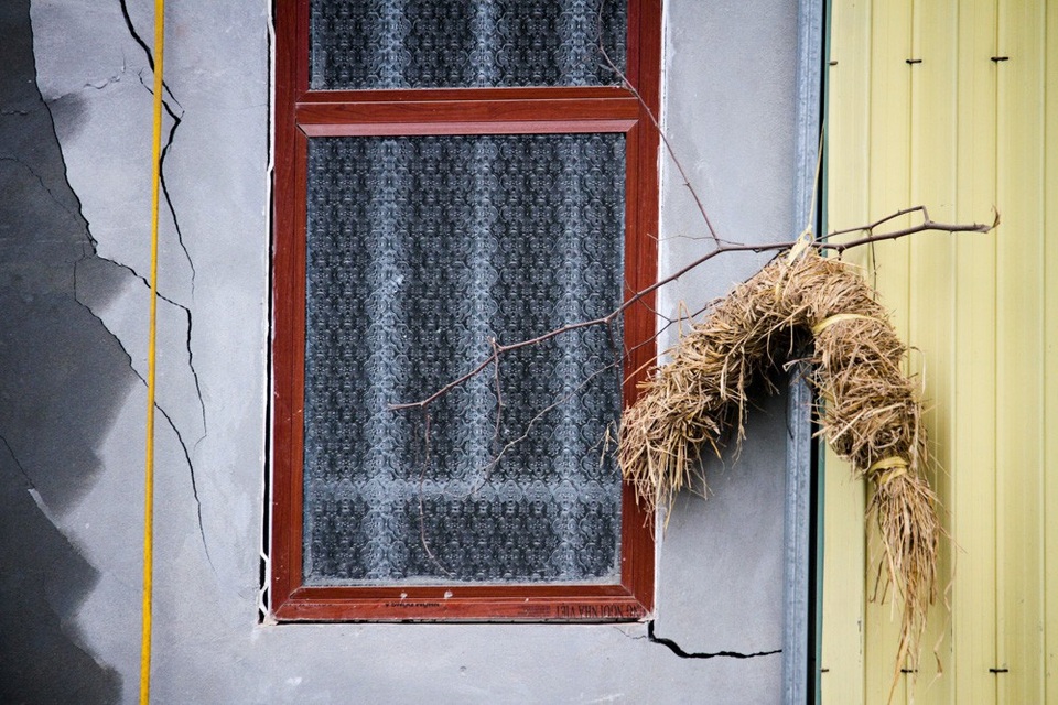 
Tường các ngôi nhà bị ảnh hưởng nứt vỡ.
