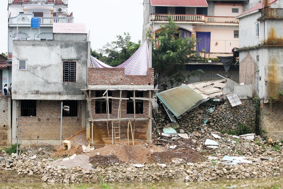 
Một đoạn đê tả sông Mỹ Hà (đoạn qua xã Hợp Than, Mỹ Đức, Hà Nội) mới đây bị sụt lún nghiêm trọng khiến 4 ngôi nhà bị ảnh hưởng. Được biết, vào thời điểm xảy ra sự cố, chỉ có 2 người ở trong một ngôi nhà bị ảnh hưởng nhưng đã kịp thoát ra ngoài an toàn.
