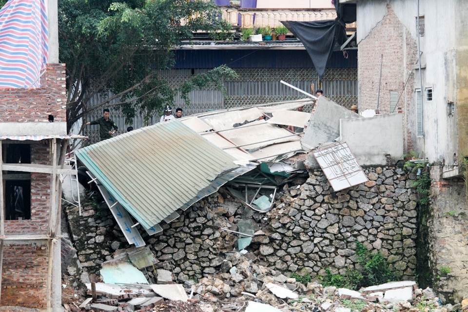 
Ngôi nhà bị ảnh hưởng nặng nhất gần như sập hoàn toàn.
