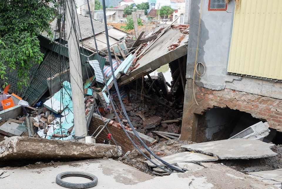 
Cận cảnh ngôi nhà sụt xuống hố sâu.
