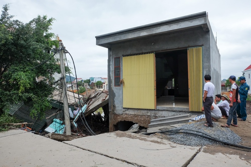 Hà Nội: Đê sụt thành hố lớn "nuốt trọn" nhà dân - 2