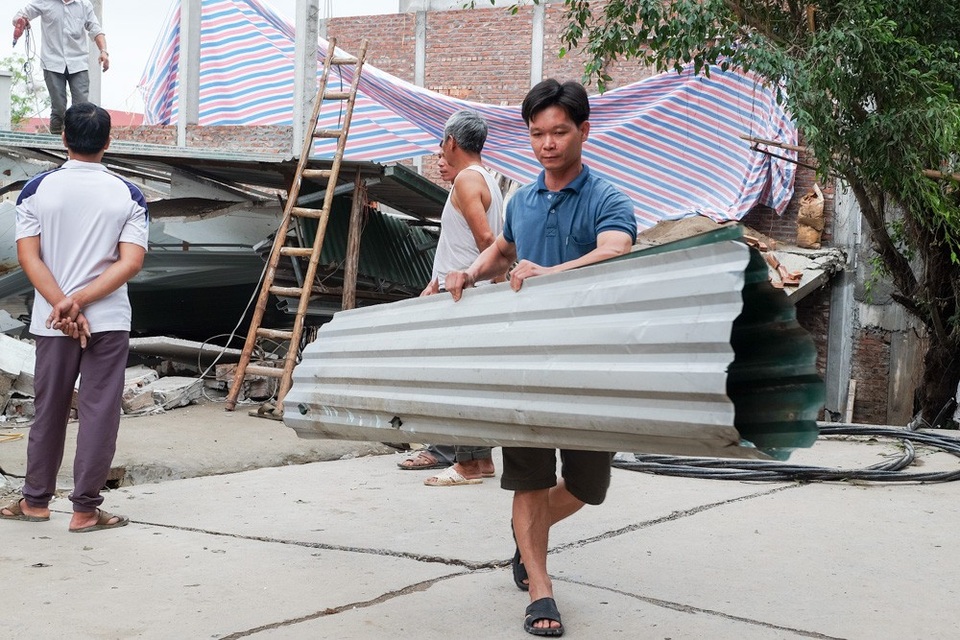 Hà Nội: Đê sụt thành hố lớn "nuốt trọn" nhà dân - 9