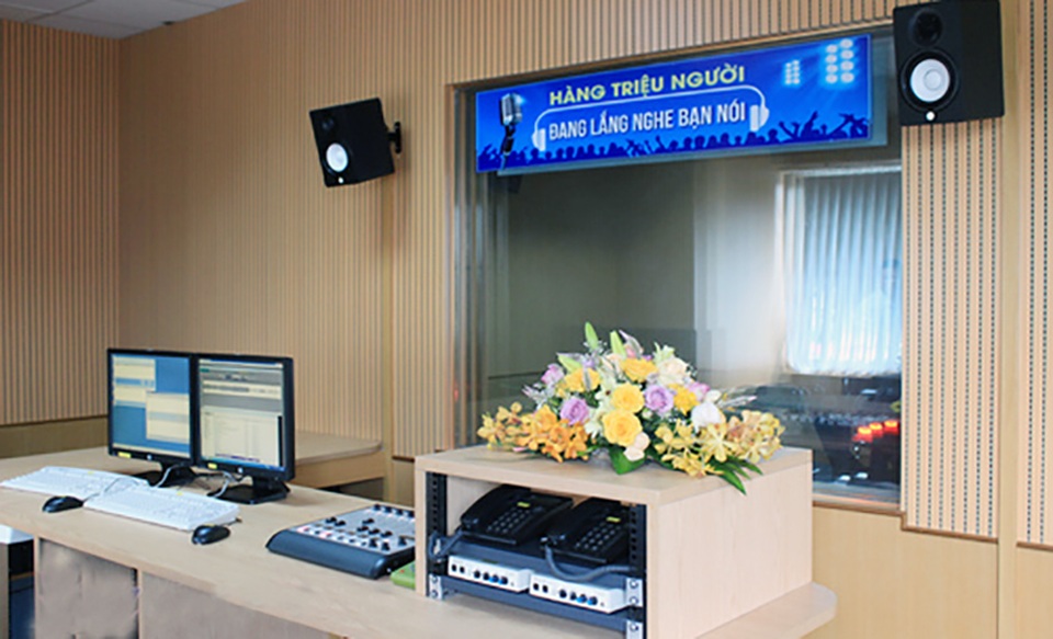 VOV tặng thiết bị Phòng thu Sen Vàng cho Đài PTTH Nghệ An - 3 Phòng thu Phát thanh Sen Vàng có trị giá hơn 1 tỷ đồng, được thiết kế theo dạng cấu trúc đặc biệt để nâng cao độ tán xạ của trường âm với các khe gỗ nhỏ.