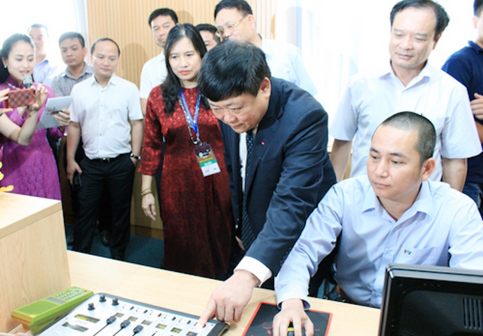 VOV tặng thiết bị Phòng thu Sen Vàng cho Đài PTTH Nghệ An - 2 Ông Nguyễn Thế Kỷ - Tổng giám đốc Đài Tiếng nói Việt Nam ấn nút vận hành hệ thống thiết bị phòng thu Sen vàng.