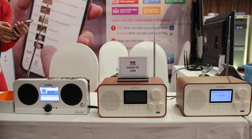 VOV tặng thiết bị Phòng thu Sen Vàng cho Đài PTTH Nghệ An - 8 Các thiết bị phát thanh - truyền hình hiện đại trưng bày tại triển lãm.