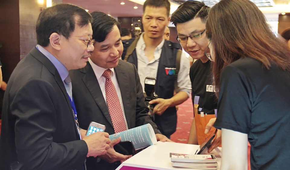 VOV tặng thiết bị Phòng thu Sen Vàng cho Đài PTTH Nghệ An - 5 Các đại biểu tham quan và trải nghiệm ứng dụng VTCNow của Đài Truyền hình kỹ thuật số VTC.