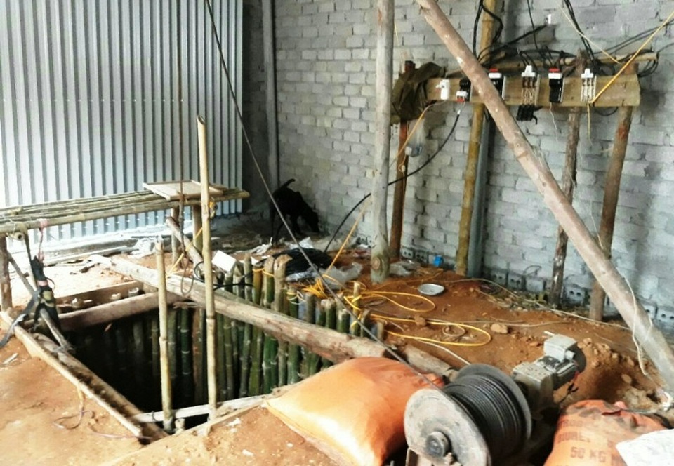 Những ngôi nhà “lạ” trong khu dự án trồng chanh - 3
Các giếng đào bên trong khu đất được xây nhà quây kín, phía trong có máy tời, hệ thống điện.