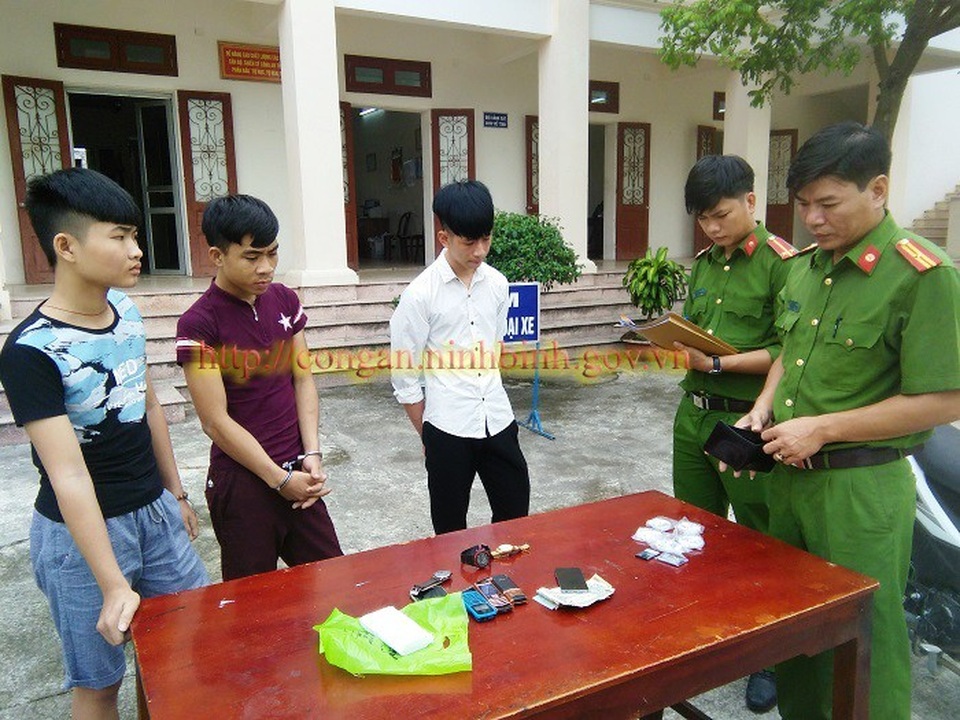 Băng trộm chuyên đột nhập nhà dân lấy cắp tài sản - 2 Công an huyện Gia Viễn thu giữ tang vật liên quan đến vụ án.