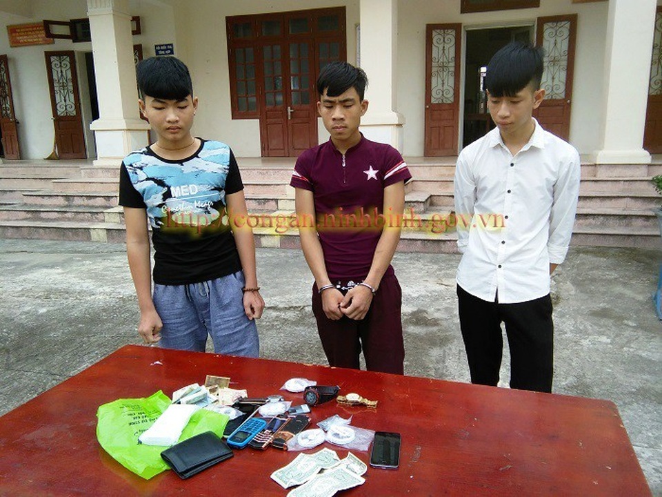 Băng trộm chuyên đột nhập nhà dân lấy cắp tài sản - 1 Ba đối tượng bị bắt giữ vì gây ra hàng loạt vụ trộm cắp tài sản.