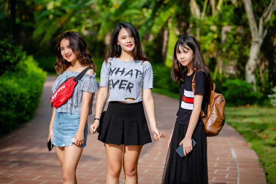 "Sốt" với nhan sắc xinh đẹp 3 cô con gái tuổi cập kê của ca sĩ Tú Dưa - 2
Ít ai ngờ nam ca sĩ có 3 cô con gái lớn vào tuổi dậy thì xinh đẹp, duyên dáng thế này.