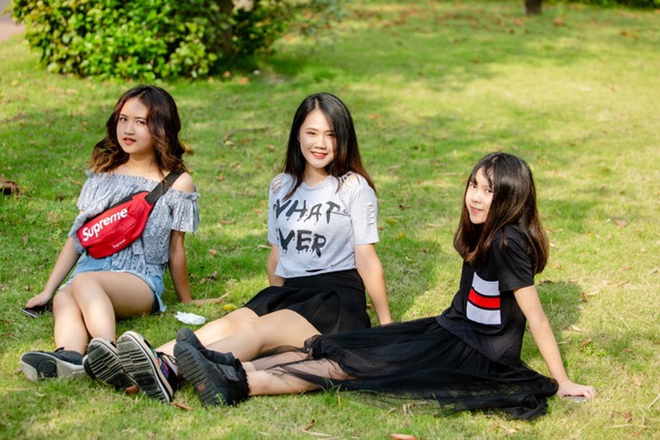 "Sốt" với nhan sắc xinh đẹp 3 cô con gái tuổi cập kê của ca sĩ Tú Dưa - 3
Từ trái sang: Ngân Hà (14 tuổi), Linh Nhi (19 tuổi) và Lam Phương (13 tuổi).