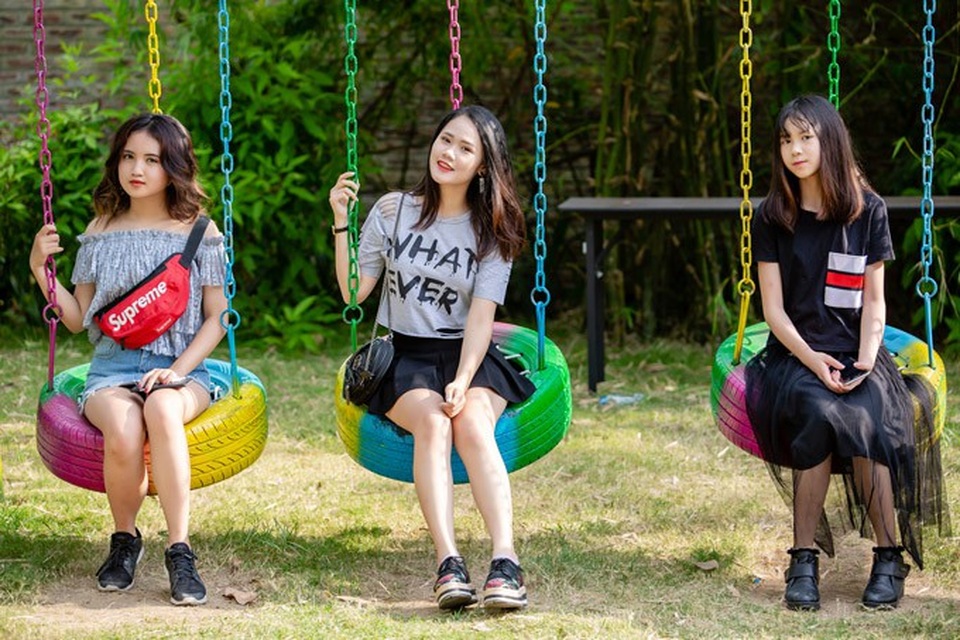"Sốt" với nhan sắc xinh đẹp 3 cô con gái tuổi cập kê của ca sĩ Tú Dưa - 4
Cả 3 đều xinh xắn, biết làm điệu, duyên dáng