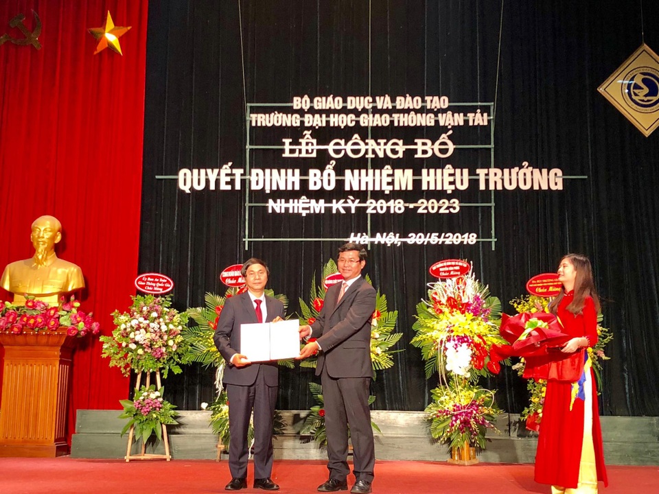 PGS.TS Nguyễn Ngọc Long được bổ nhiệm lại làm Hiệu trưởng ĐH Giao thông Vận tải - 1
Thứ trưởng Bộ GD&ĐT Nguyễn Văn Phúc trao Quyết định Bổ nhiệm lại Hiệu trưởng trường ĐH Giao thông vận tải tới PGS.TS Nguyễn Ngọc Long