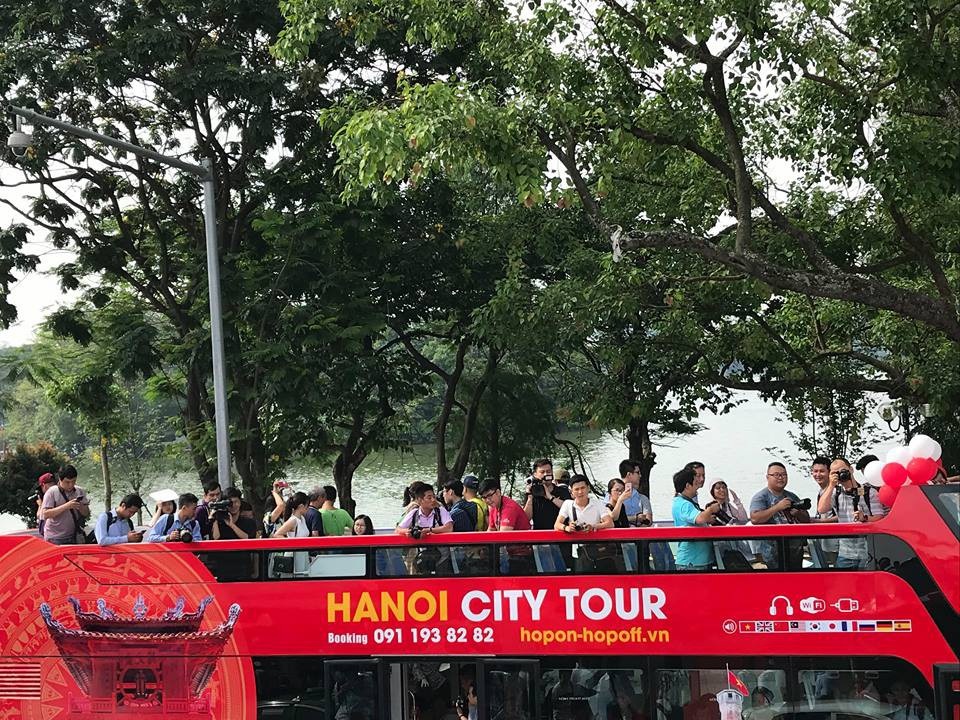 Xe buýt 2 tầng mui trần chính thức chạy quanh phố cổ Hà Nội - 1 Xe buýt 2 tầng mui trần chính thức chạy quanh phố cổ Hà Nội - 1