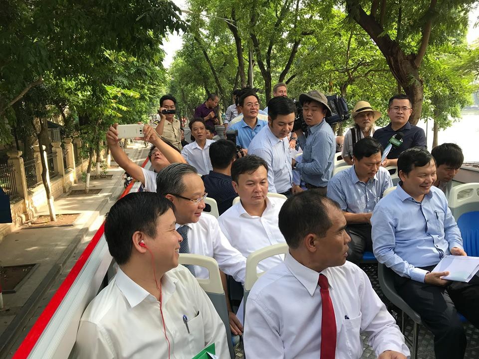 Xe buýt 2 tầng mui trần chính thức chạy quanh phố cổ Hà Nội - 4 Du khách sẽ có những trải nghiệm thú vị khi tham quan Hà Nội trên một loại hình phương tiện mới