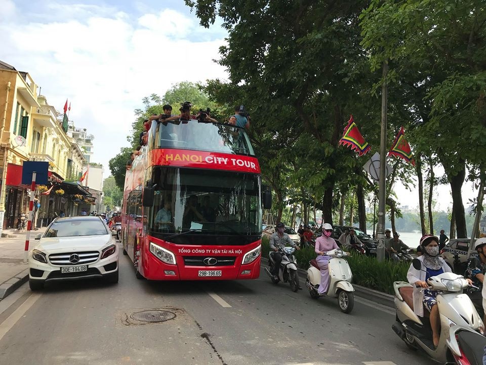 Xe buýt 2 tầng mui trần chính thức chạy quanh phố cổ Hà Nội - 8 Xe buýt 2 tầng mui trần chính thức chạy quanh phố cổ Hà Nội - 8