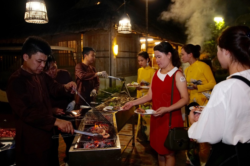 Độc đáo phiên chợ quê chỉ họp vào lúc hoàng hôn ở Ninh Bình - 10 Một góc ẩm thực của chợ quê làng tôi ở vùng Gia Viễn - Ninh Bình.
