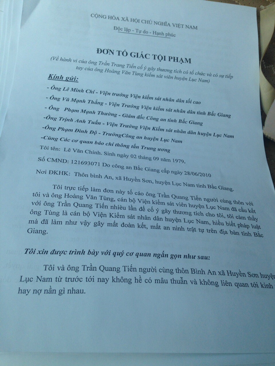 Đơn anh Lê Văn Chính gửi các cơ quan chức năng tố giác ông Hoàng Văn Tùng chuyên viên Viện kiểm sát huyện Lục Nam, Bắc Giang liên quan đến việc anh Chính bị Trần quang Tiến chém giữa ban ngày