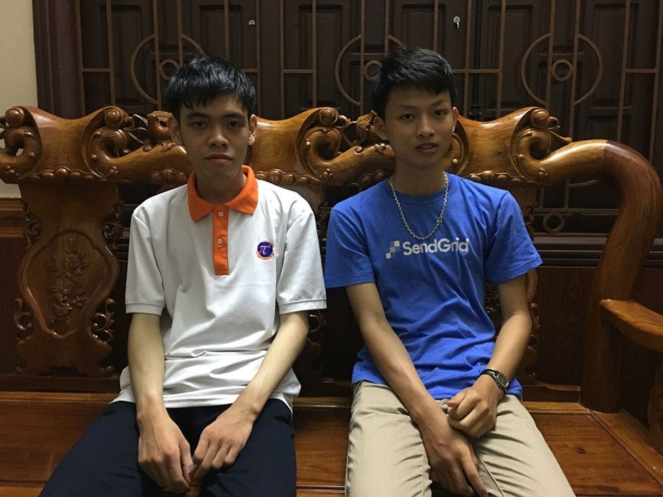 Thành tích học tập đáng nể của đôi bạn thân đam mê Toán học - 1
Đôi bạn thân Nhật Tuấn (áo trắng) và Đình Hải (áo xanh) không chỉ cùng chung niềm đam mê với Toán học mà còn rất nhiều sở thích giống nhau.