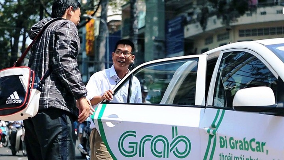 "Bước lùi" của quá trình phát triển công nghệ kết nối vận tải - 1
Hành khách đi xe Grab thông qua ứng dụng gọi xe Grab.