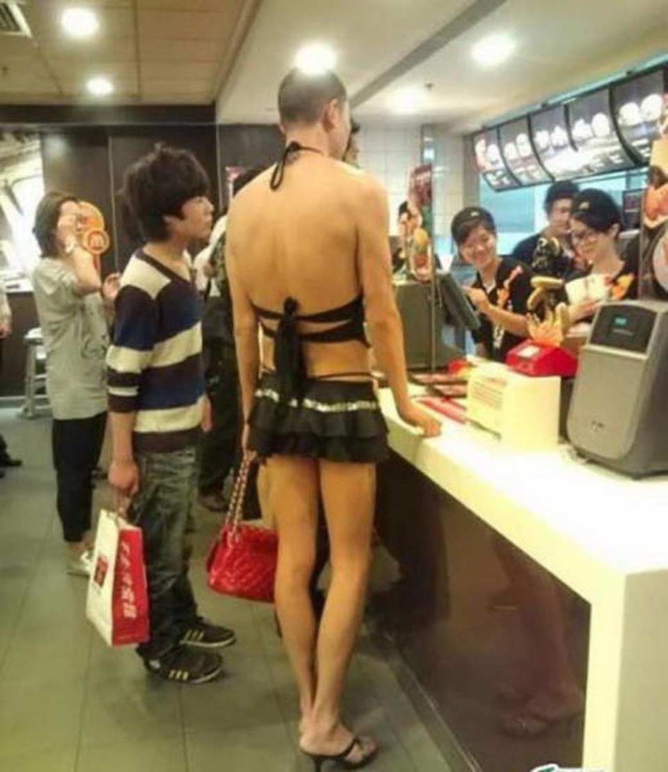 Những khoảnh khắc hài hước "có một không hai" ở các nước châu Á - 5 Khi niềm yêu thích cosplay vượt quá giới hạn!