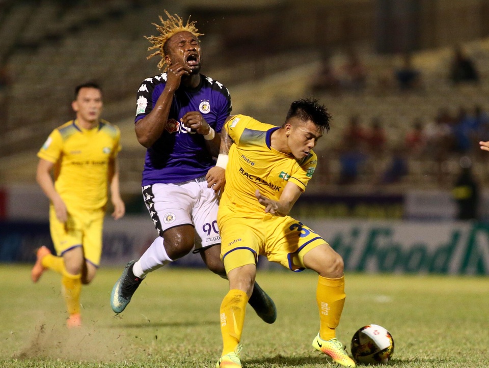 Ngôi sao U23 Việt Nam toả sáng, Hà Nội đánh bại SL Nghệ An - 2
Trận đấu diễn ra đầy căng thẳng - Ảnh: Gia Hưng