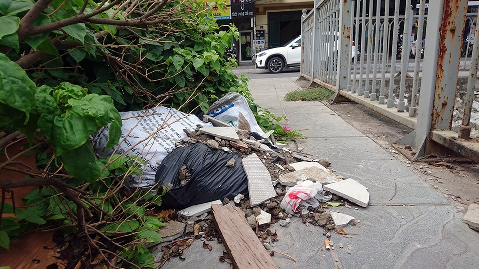 Mương nước đen đặc quánh rác thải giữa khu đô thị mới ở Hà Nội - 7
Trên bờ, nhiều điểm thành nơi đổ rác, tụ đọng dọc đường Mạc Thái Tổ.