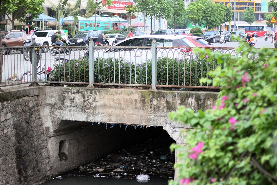 Mương nước đen đặc quánh rác thải giữa khu đô thị mới ở Hà Nội - 6
Mương liên tục bốc mùi hôi thối nồng nặc, đặc biệt trong những ngày hè nắng nóng.