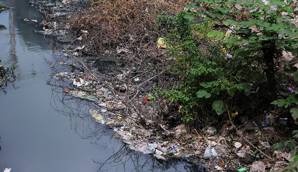 Mương nước đen đặc quánh rác thải giữa khu đô thị mới ở Hà Nội - 4
Dòng nước đen kịt, rác thải nổi đầy trên bề mặt.