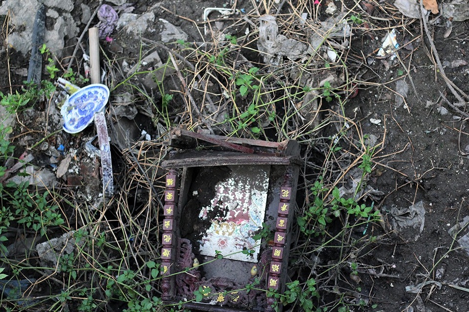 Mương nước đen đặc quánh rác thải giữa khu đô thị mới ở Hà Nội - 5
Đủ các loại rác thải, thậm chí cả đồ thờ cúng, bị người dân vứt xuống lòng mương.