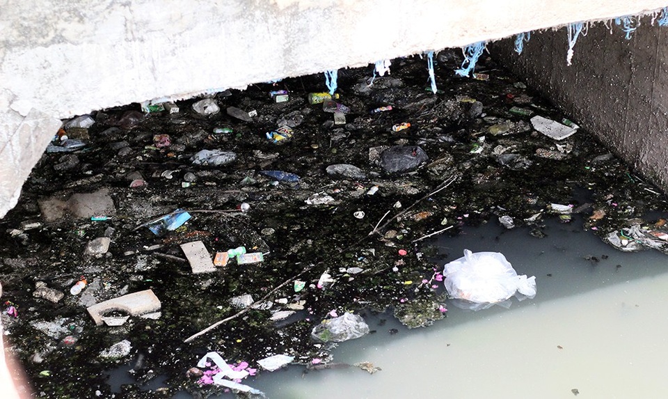 Mương nước đen đặc quánh rác thải giữa khu đô thị mới ở Hà Nội - 3
Lòng mương ken đặc đủ loại rác thải do người dân thiếu ý thức vứt xuống.